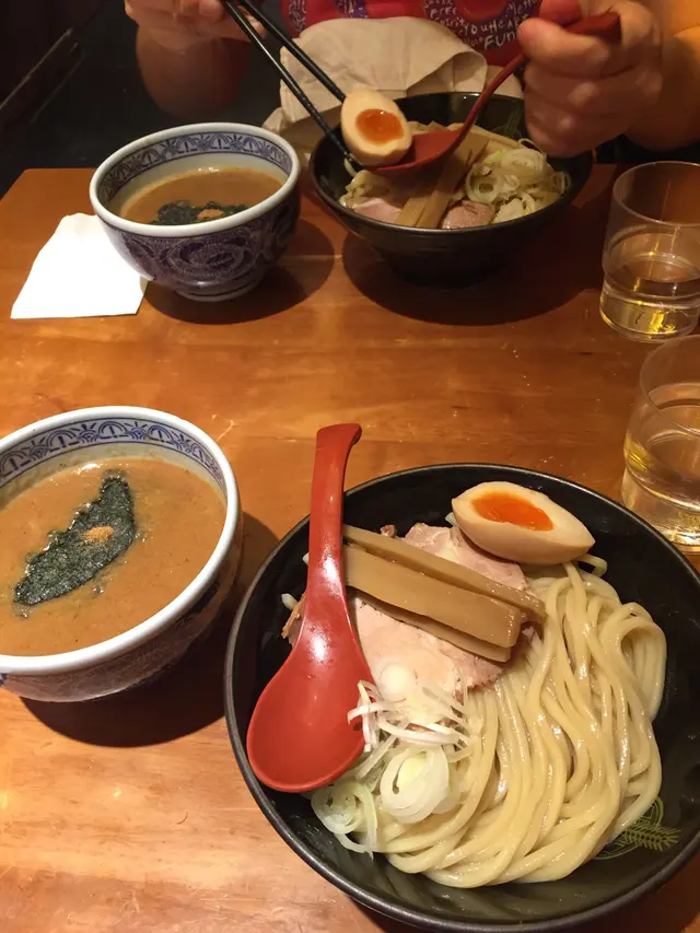 個人比較愛吃冷沾麵,因可保持彈牙,加入湯底後魚介味好香