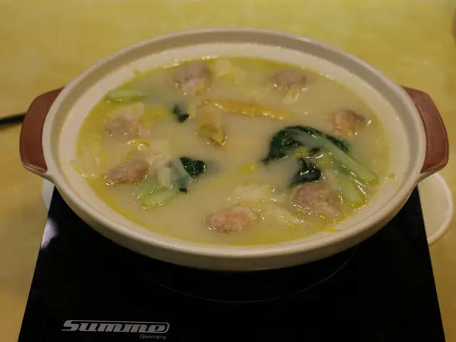 個湯頭好甜,好濃雞味,飲完都唔會口渴,所以一飲就知唔係味精湯,D雞都好嫩滑,輕易就撕開到,無個種冰鮮雪味,加上D菜吸收曬湯既精華,好正!