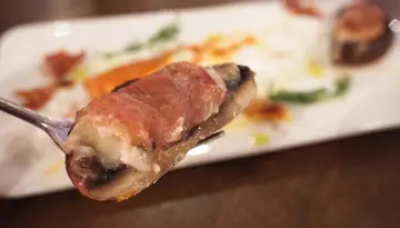 焗烧烤菇伴巴马火腿芝士卷