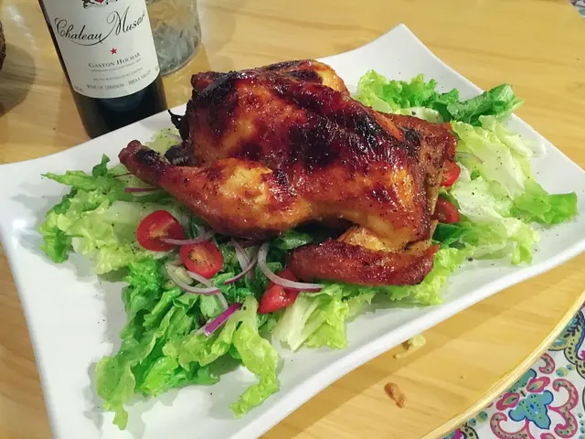 以雞釀飯,生菜墊底,皮脆飄香,肉汁軟腍,配搭乳酪,更添滋味。