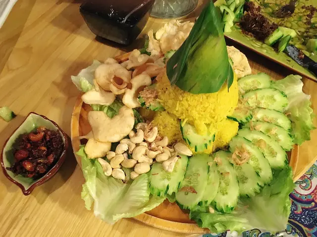 有趣賣相,薑飯戴帽。酸辣魚乾,開胃惹味。