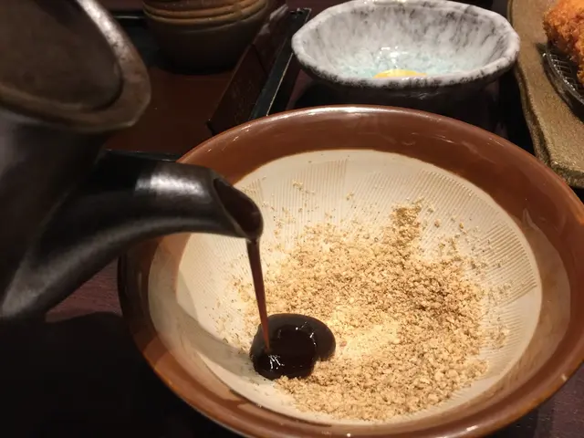 把芝麻磨至各人喜好的粗幼度後,
便可加入店家自家製的豬扒醬,拌勻即成!😎