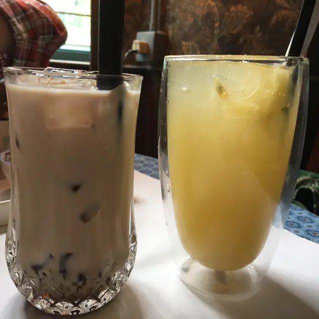 黑糖奶茶(午市套餐差價 $15)及鳳梨蘇打(午市套餐差價 $15)