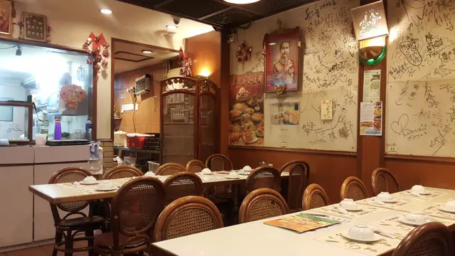 牆身掛了泰王的肖像圖