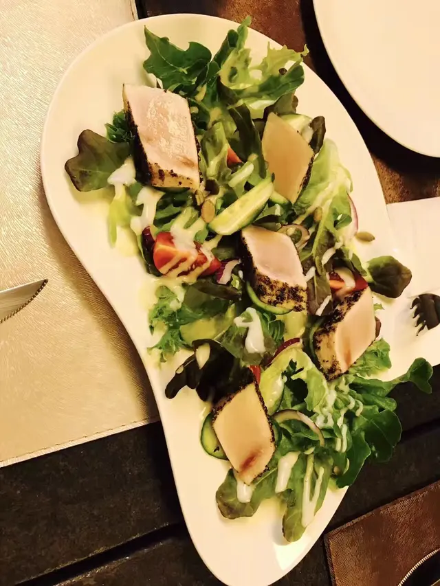 黑椒加劍魚腩好配，加上用番石榴汁醬，清爽的沙律，好開胃