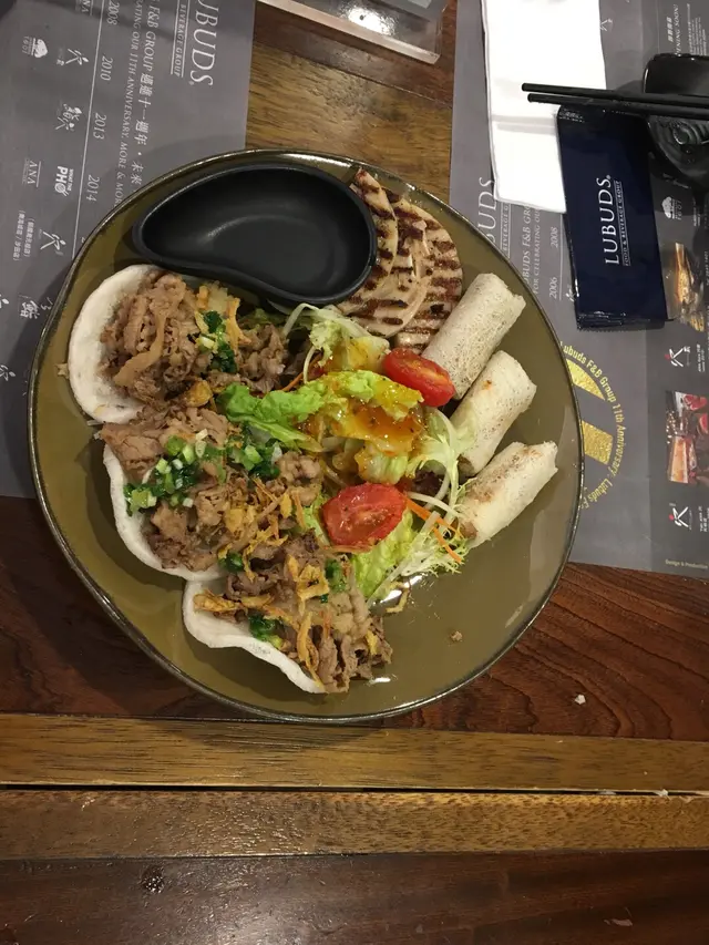 上方3塊肉片加入豬耳感覺有嚼口，而且燒得好香🤤