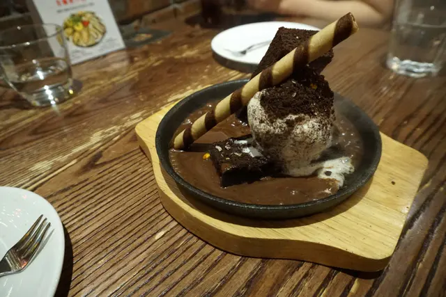 鐵板朱古力布朗尼伴雲呢拿雪糕