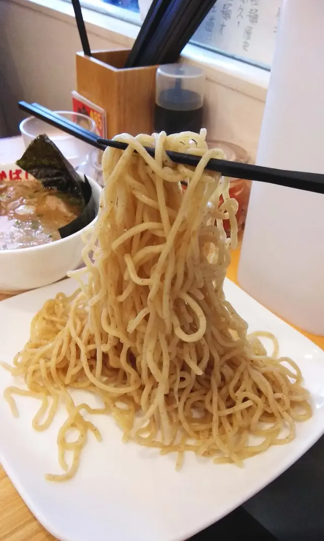 加入麥粒打製的麵條份量十足令人飽肚