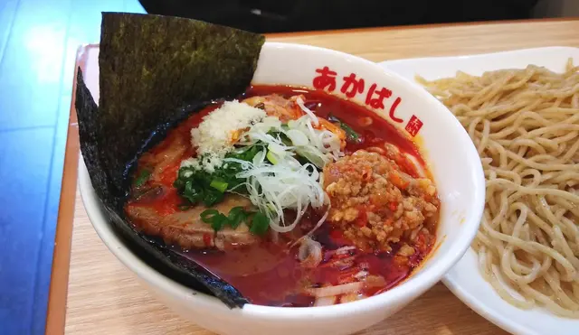 以味噌、蒜蓉及韓式辣醬調配而成的沾汁,質感非常濃稠厚身