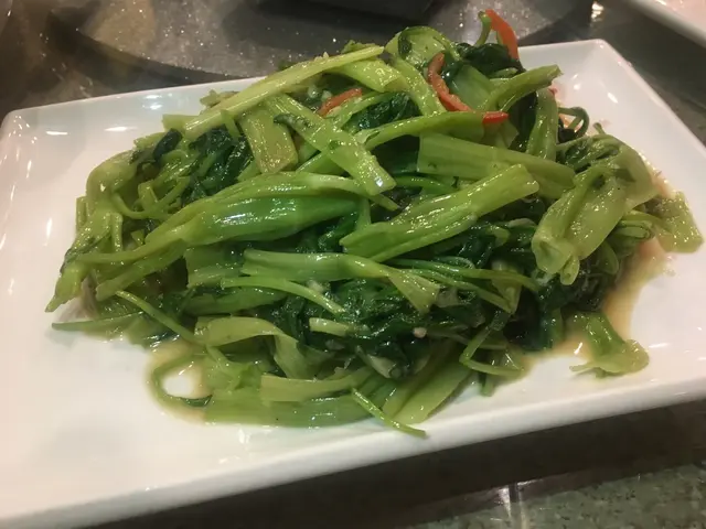 腐乳質素高,  炒出甘香而不鹹,通菜好嫰