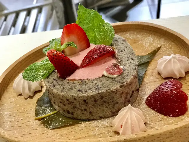 櫻花鹽鹹味的忌廉配搭一個不太甜的紫薯蛋糕 食完成件都唔覺膩