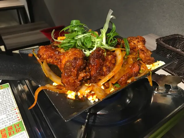 雞肉係實既，ok   芝士都多，不過啲芝士太硬，放耐左唔好食。不過絕對對得住個價錢