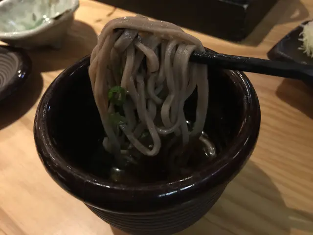 「田舍」配上「黑瀧」自家製的鰹魚汁，
加入自己喜歡的「藥味」－蔥、山葵等調味，
用筷子夾一口蘸醬吃，
食落甘甜味美，又微微帶點魚香～正！👍🏻😋