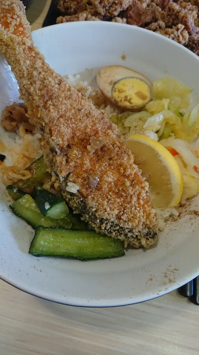 鮭魚下面米飯中間有點滷肉，有點驚喜，鮭魚（三文魚）如此炸法感覺有點奇怪，鮭魚沒調味。