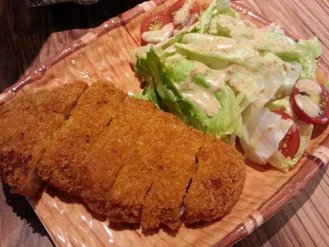 吉烈豬扒拼胡麻沙律