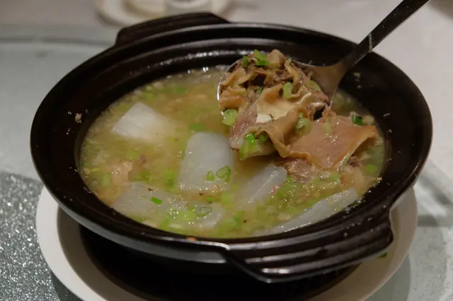 呢款牛腩煲,用佐三款唔同部份,唔同既牛腩去烹調,包括坑腩,崩沙腩,同埋梅頭腩。雖然我地share食既時候已經好難再分邊個食咩腩,但係好appreciate餐廳廚師有呢一份心思,俾客人可以一次過有不同既口感,迎合唔同口味既客人