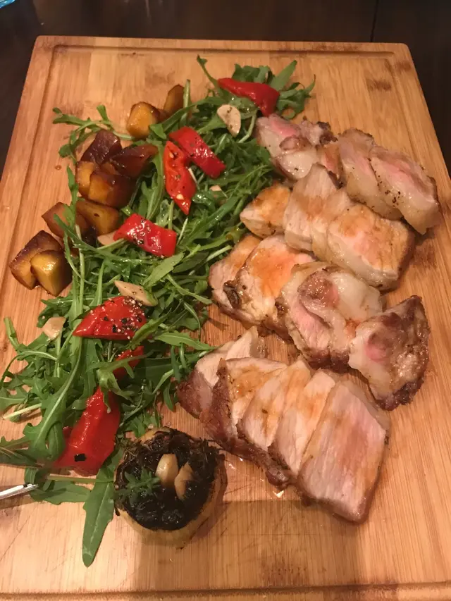 啖啖肉，最啱食肉獸們，黑毛豬燒得啱啱好，配上焦糖蘋果，一D都唔漏。