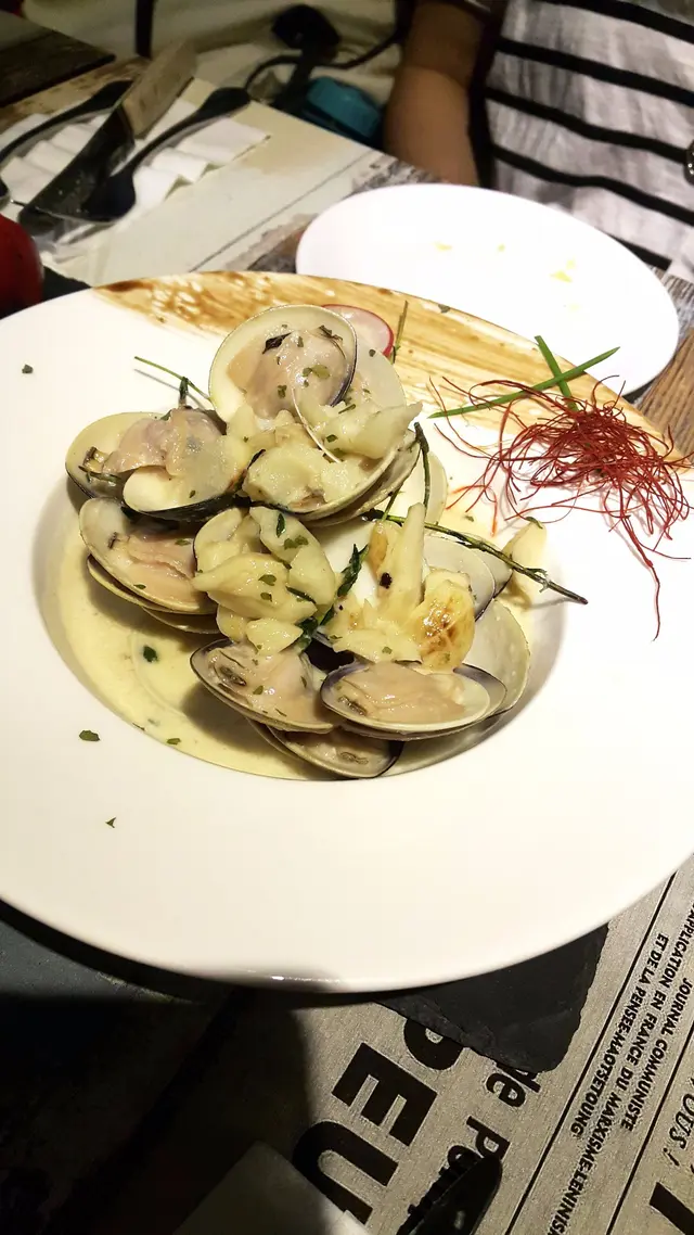 香辣蒜片酒煮新鮮活蜆