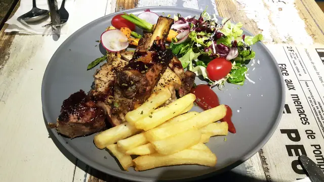 燒美國豬鞍扒 . 香橙燒汁. 烤雜菜. 薯條