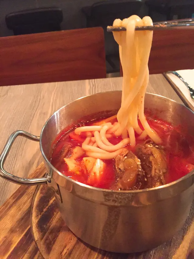 蕃茄湯豬軟骨烏冬