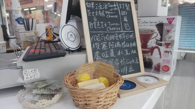 忘了説，這家的咖啡豆是自家炒製調配，喜歡的客人可訂購掛耳包回家慢慢品嚐。