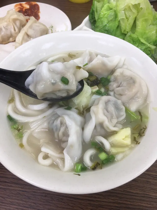 菜肉雲吞粗麵