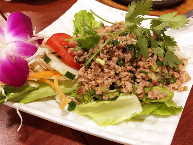 醃豬肉碎生菜包