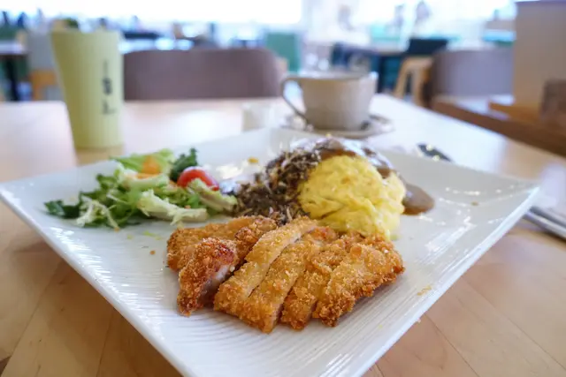 咖哩豬扒蛋包飯