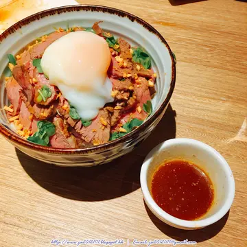 烧牛肉盛满饭