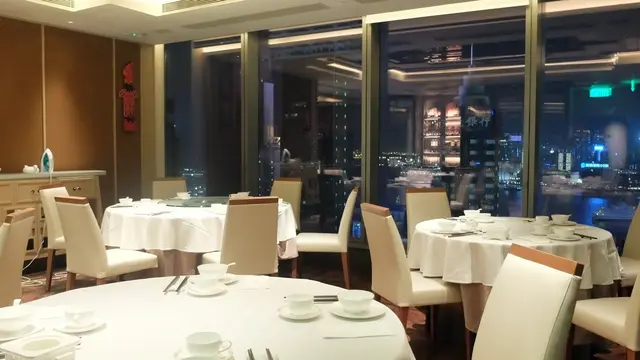 一行10人我們被安排細房的位置，你要知道能夠看到維港的醉人美景，價格定必較高，我們都想要有一份私隱度吧！