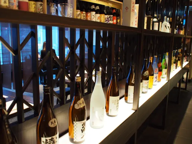 就是這一堵擺滿了各樽燒酎的屏風分隔開割烹餐檯及普通用餐區。