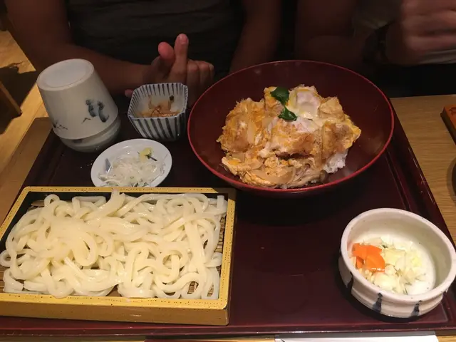 滑蛋雞扒配烏冬