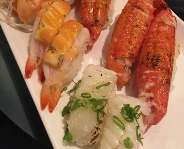 火炙左口魚壽司，火炙蟹棒壽司