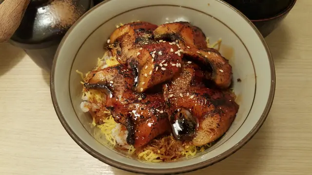 每片鰻魚也燒得剛好少少燶，蛋絲切得幼幼。看出誠意。好吃!