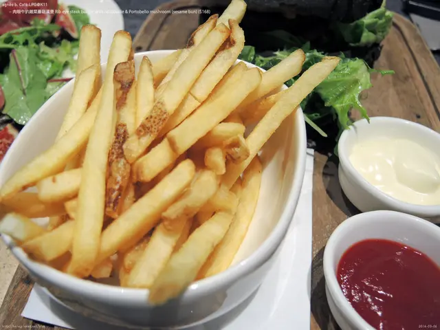 ⑤ 肉眼牛扒雜菜蘑菇漢堡(竹碳軟包)配薯條 Rib eye steak burger with ratatouille & Portobello mushroom (sesame bun) ($168)