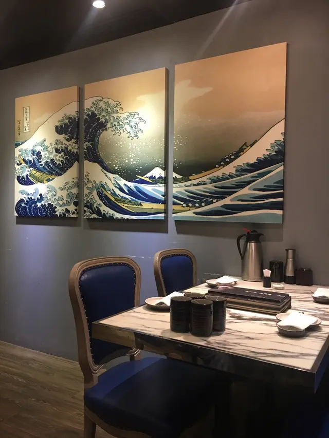 餐廳低調地採用高貴大方的雲石枱，配上舒適典雅的皮製椅，最欣賞的是他們選的掛畫，幅幅都別具特色，例如此浮世繪海浪掛畫，結合了傳統與高尚，更突顯出其美感