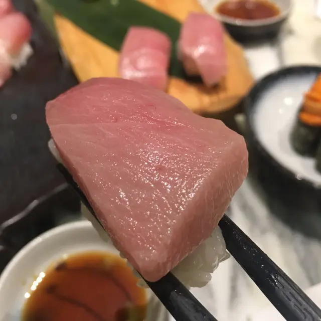 肉身呈粉紅色，脂肪分怖明顯，細膩軟身，食落已溋溢啖啖滑嫩油脂～