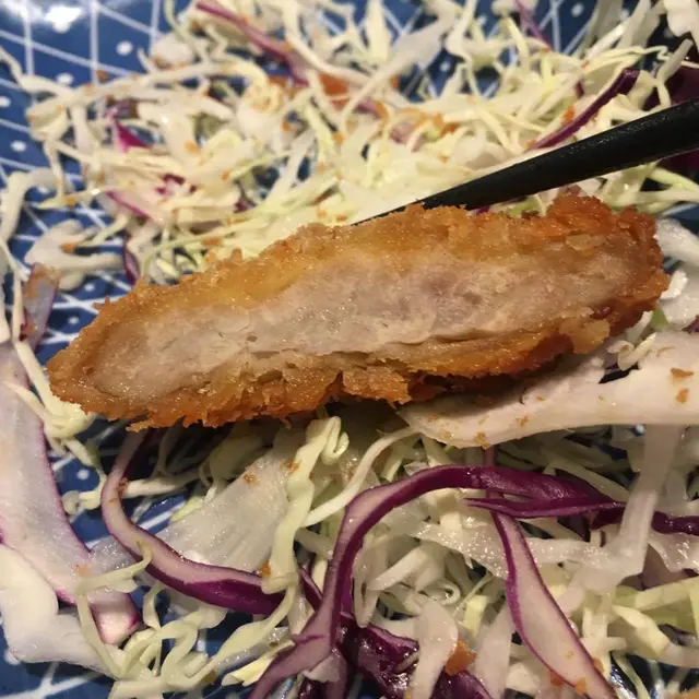 炸漿雖薄，但豬排的肉汁沒有鎖緊，食落較乾身...