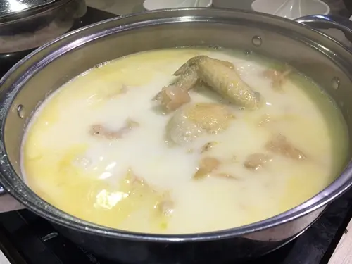 養顏花膠濃雞湯鍋 (半隻)
