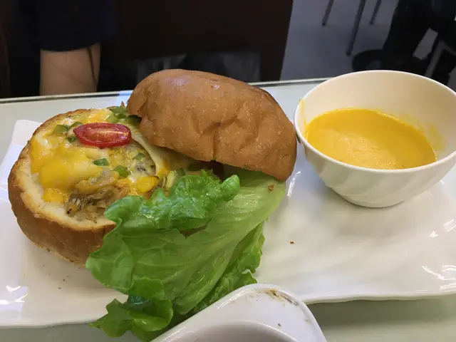 個芝士醬幾好味，個個包既餡料味道普通