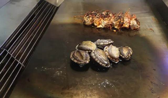 鮑魚十分新鮮,放在熱燙燙的鐵板上還在蠕動
