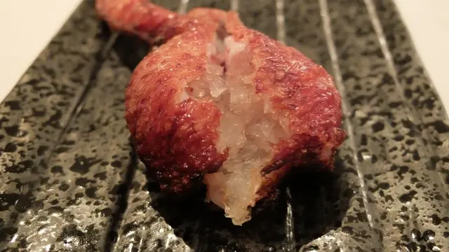 利用刀叉切開原來別有洞天,満滿燕窩在雞翅中央;看得出非常足料