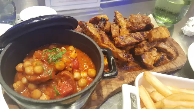 橡果飼伊比利亞黑毛豬燒烤及鷹嘴豆燴葡萄牙辣香腸