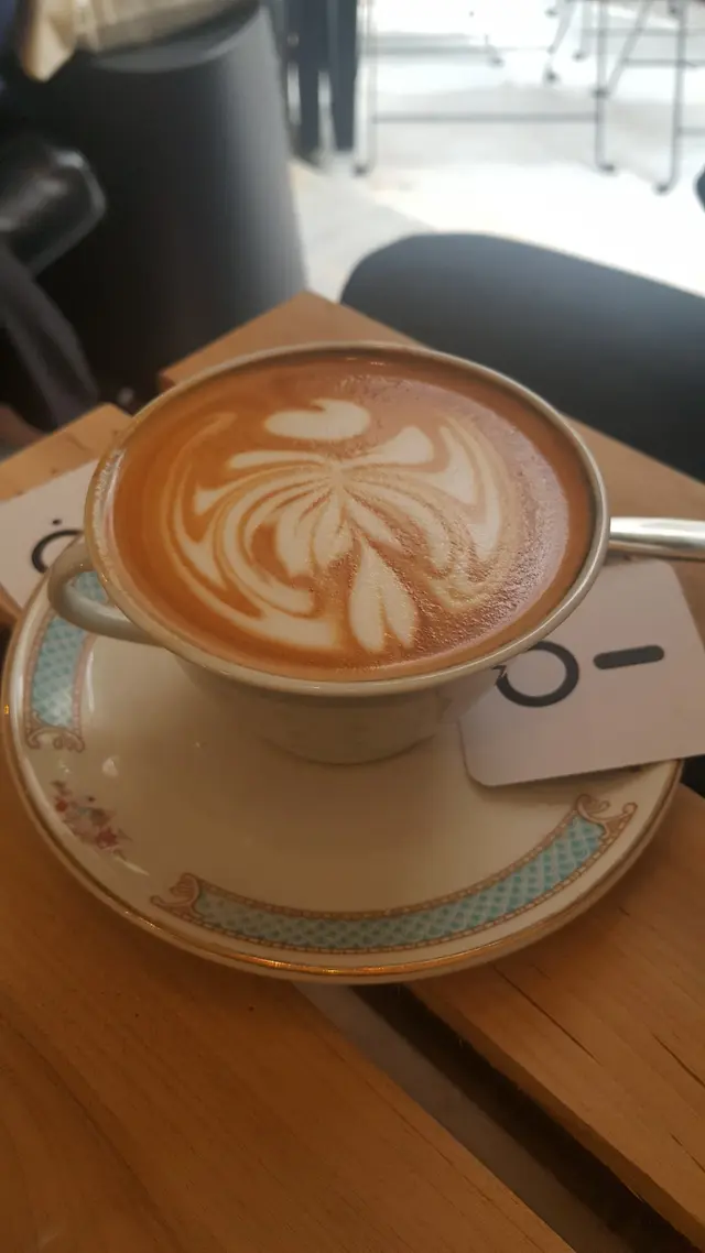 拉捍咖啡机，令咖啡粉得到預浸。就算是 white coffee也飲到濃濃咖啡味