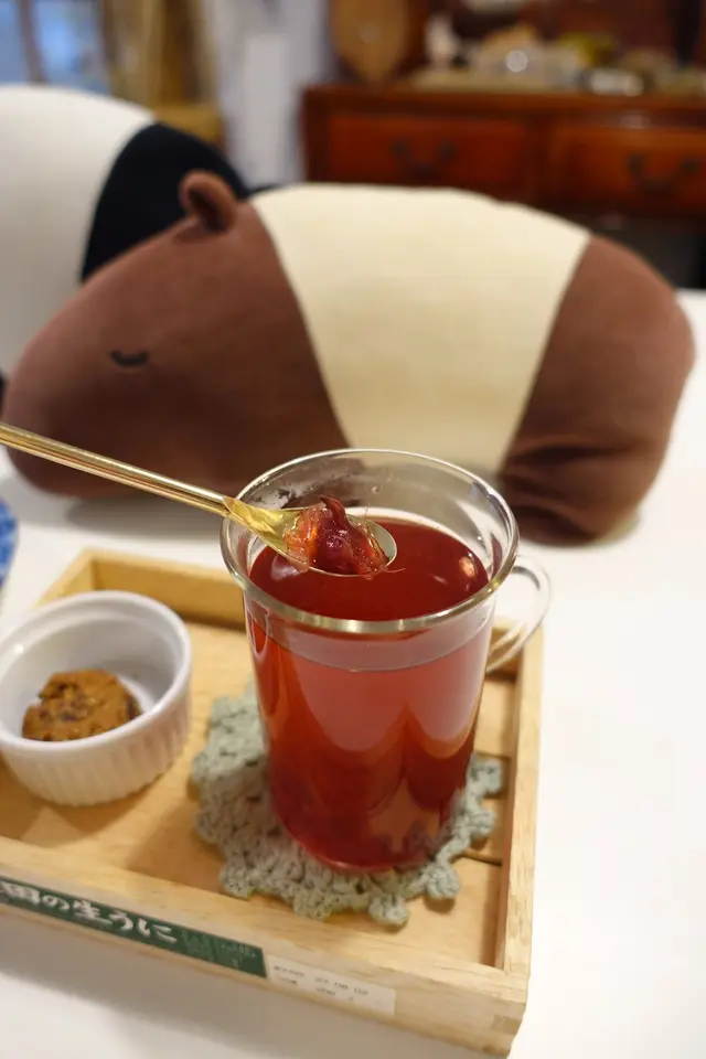 店方的洛神花茶煲製過，色澤豔麗通紅，入 口微酸！