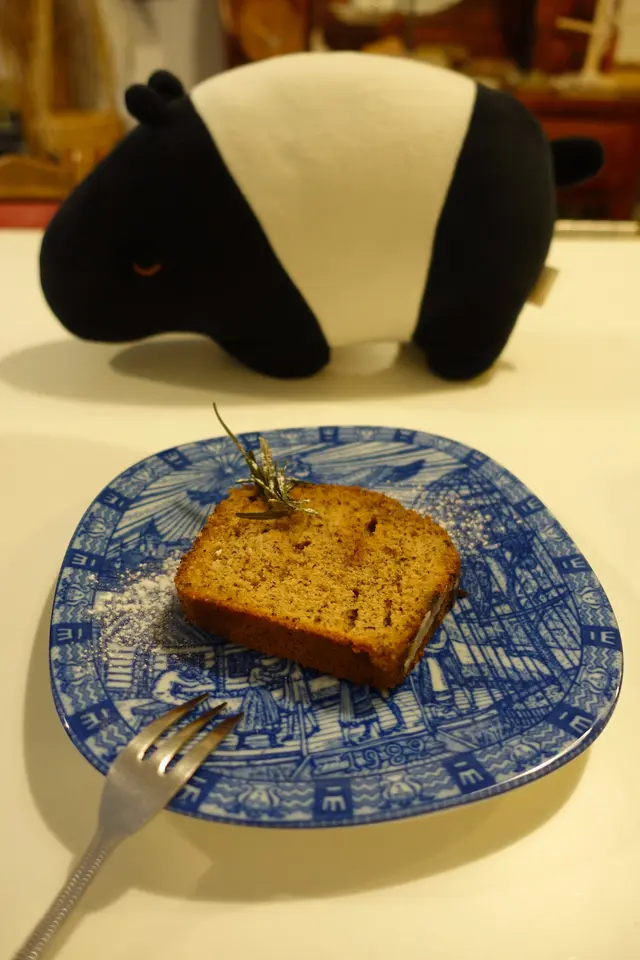 以伯爵茶入饌的蛋糕，成品呈淺啡色的茶色，混合一粒粒伯爵茶葉，相當足料！
