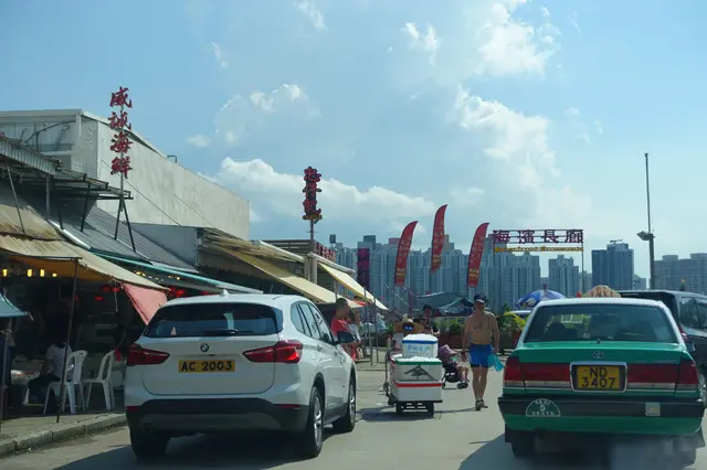 附近有條海鮮街