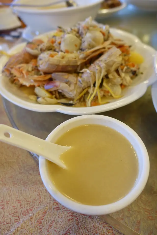 加入新鮮賴尿蝦、花甲、海魚仔…熬製,十分足料!