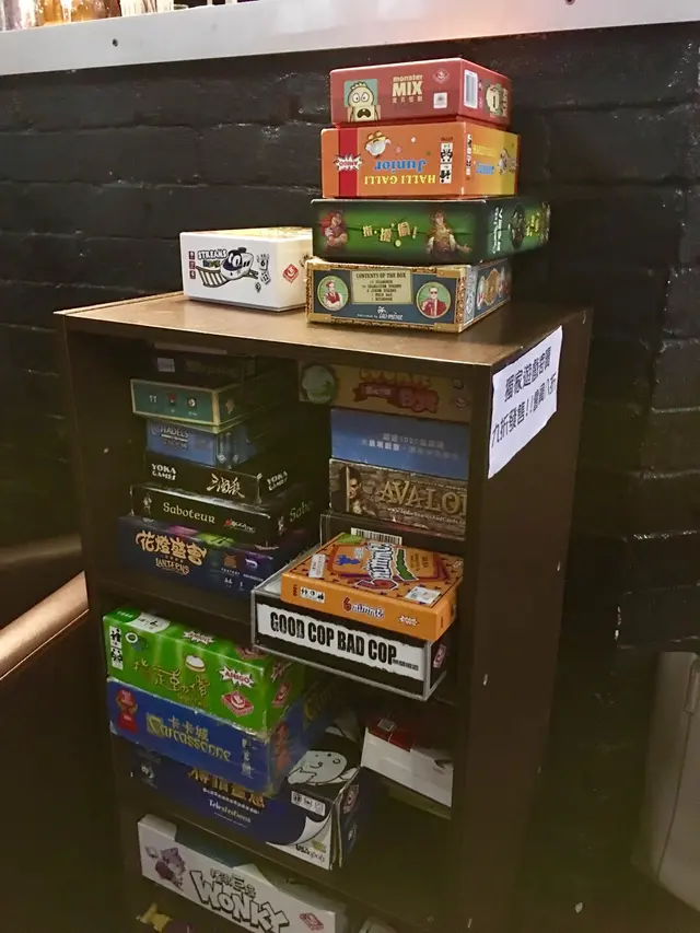 Cafe裡最令我倆振奮的是放滿了不同類型的board game!除了我倆玩得忘形,紓解了大白天上班的壓抑和拘謹,連旁邊兩枱的情侶們都玩得樂融融,哄得女友笑得枝亂顫💕