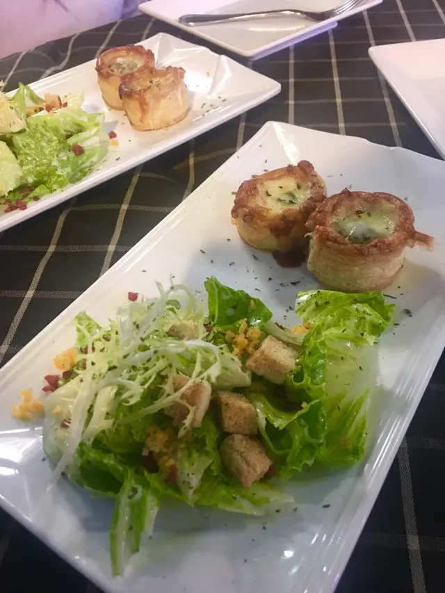 法國酥皮焗田螺 伴 凱撒沙拉